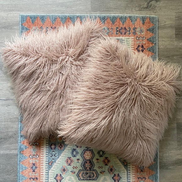 Bed Bath & Beyond Other - {bed bath & beyond} 2 pillow set faux fur neutral
